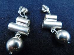 dangle balls e